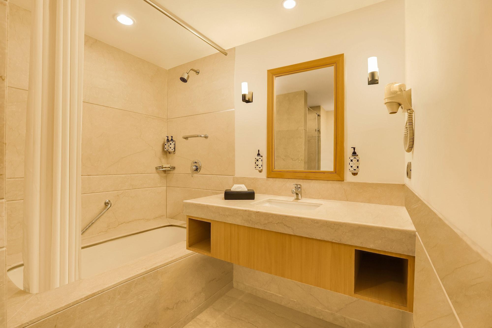 Lemon Tree Premier, Delhi Airport Hotel Ню Делхи Екстериор снимка Bathroom