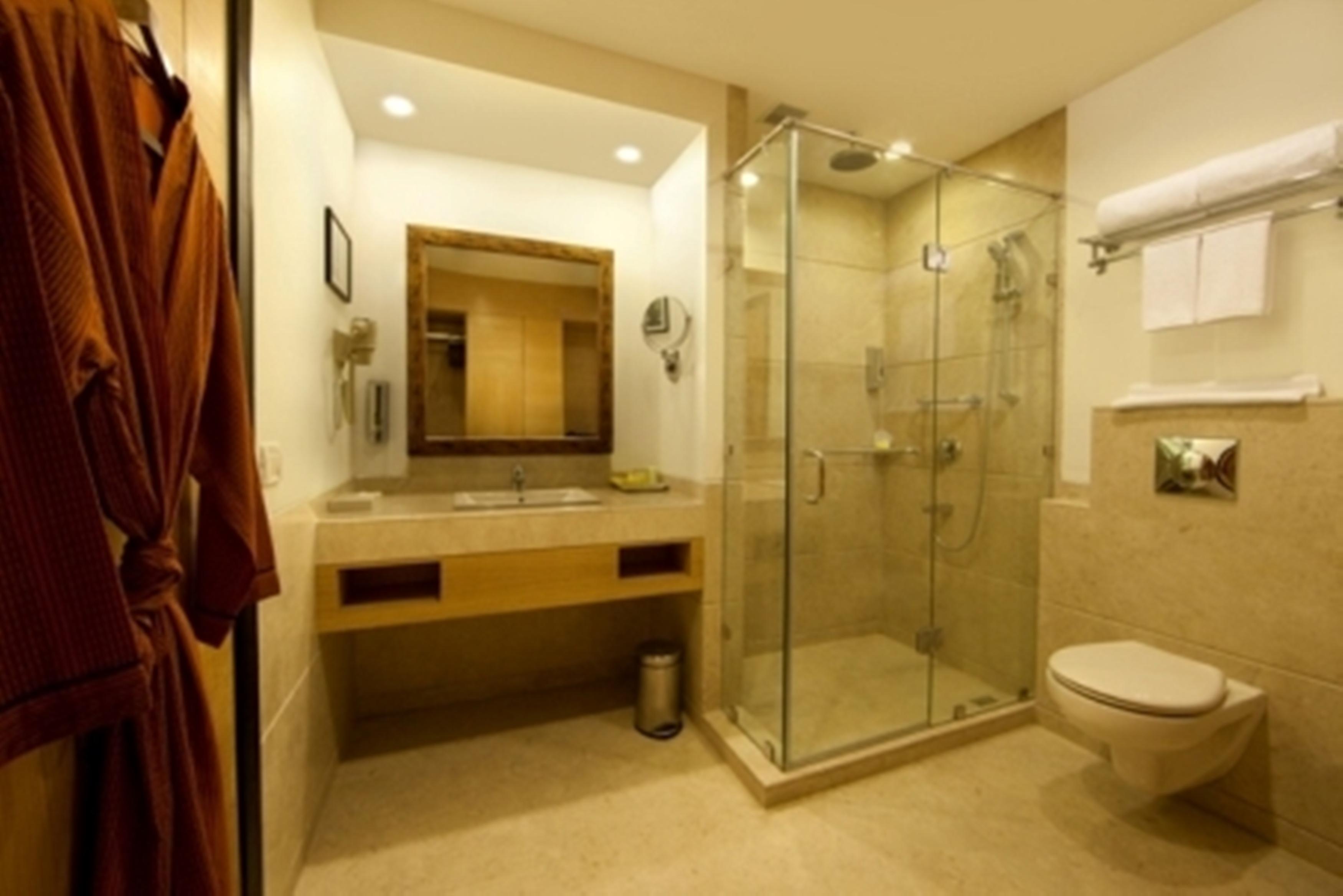 Lemon Tree Premier, Delhi Airport Hotel Ню Делхи Екстериор снимка A bathroom in a hotel