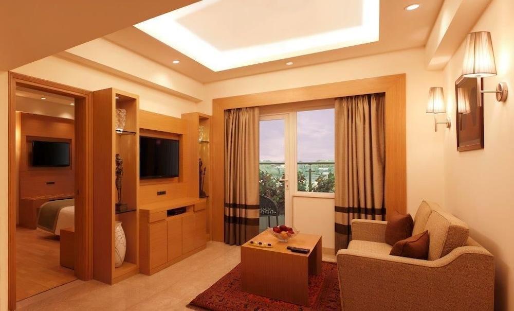 Lemon Tree Premier, Delhi Airport Hotel Ню Делхи Екстериор снимка Suite room at the hotel
