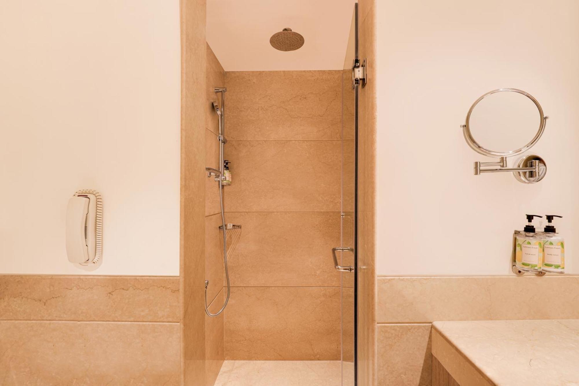 Lemon Tree Premier, Delhi Airport Hotel Ню Делхи Екстериор снимка A shower cubicle