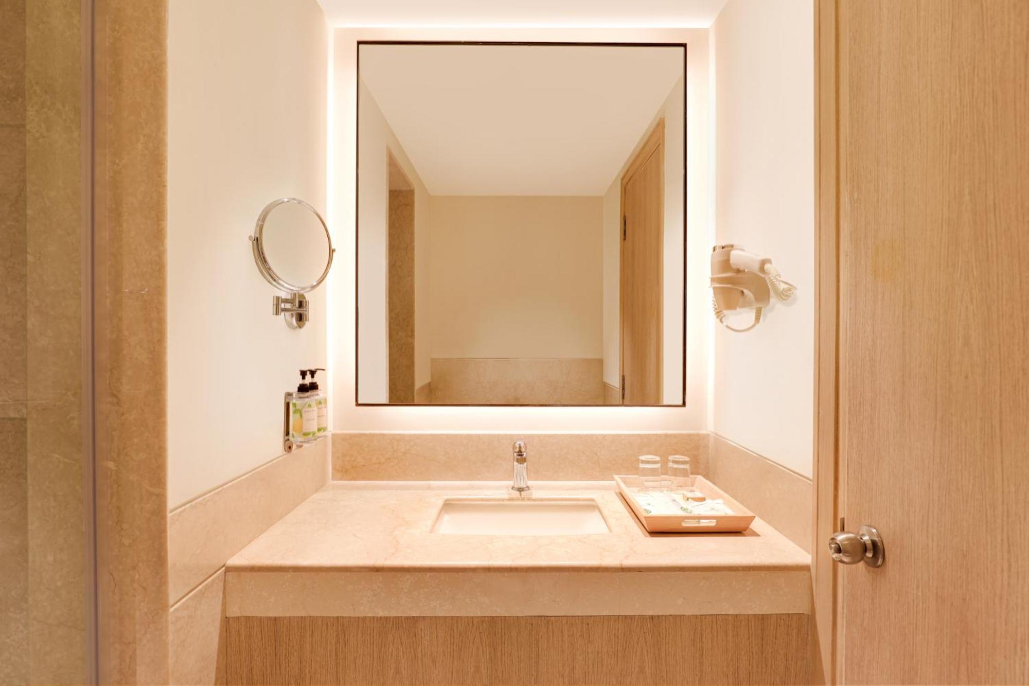 Lemon Tree Premier, Delhi Airport Hotel Ню Делхи Екстериор снимка Bathroom
