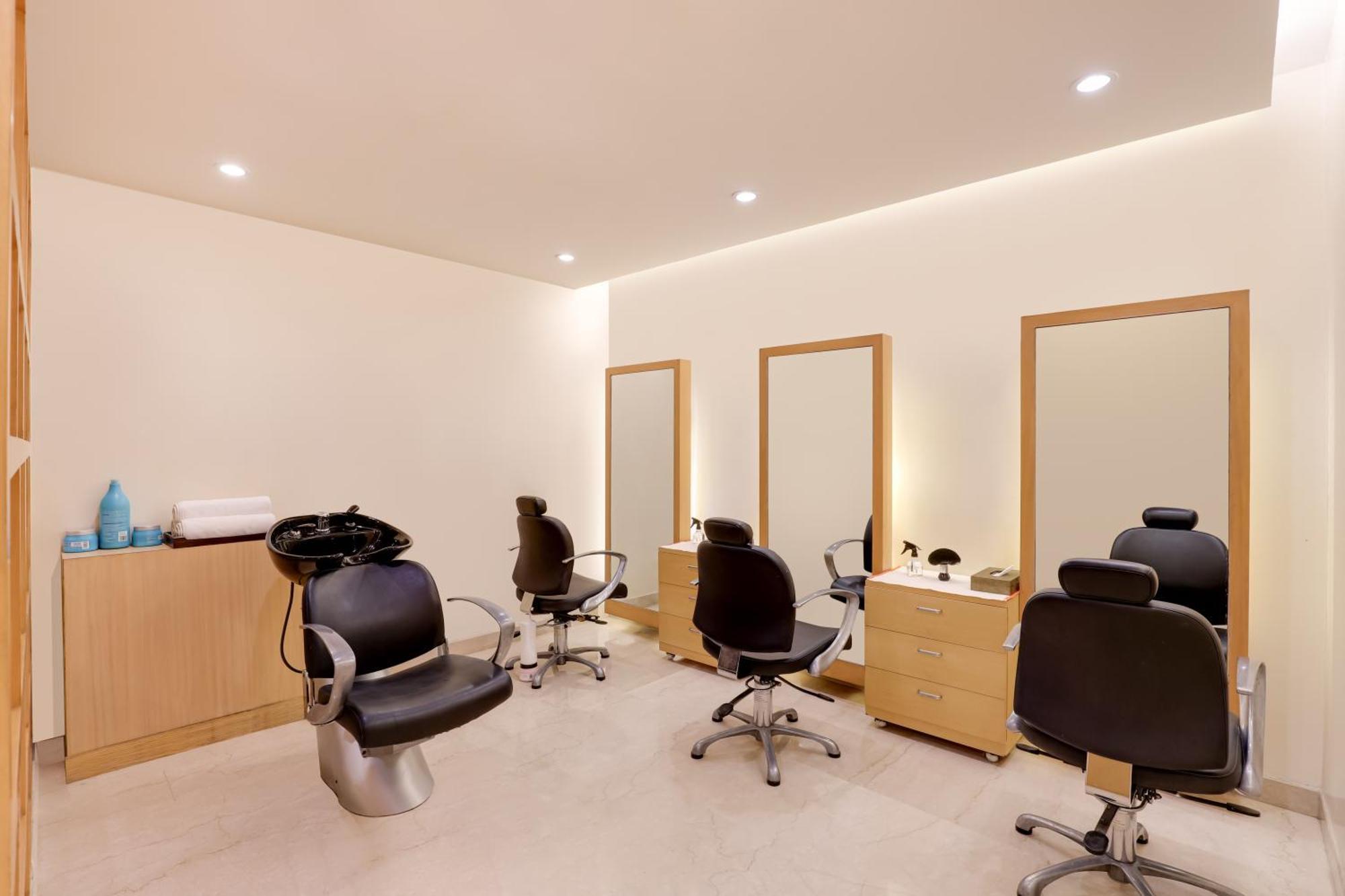 Lemon Tree Premier, Delhi Airport Hotel Ню Делхи Екстериор снимка A hair salon in the United States