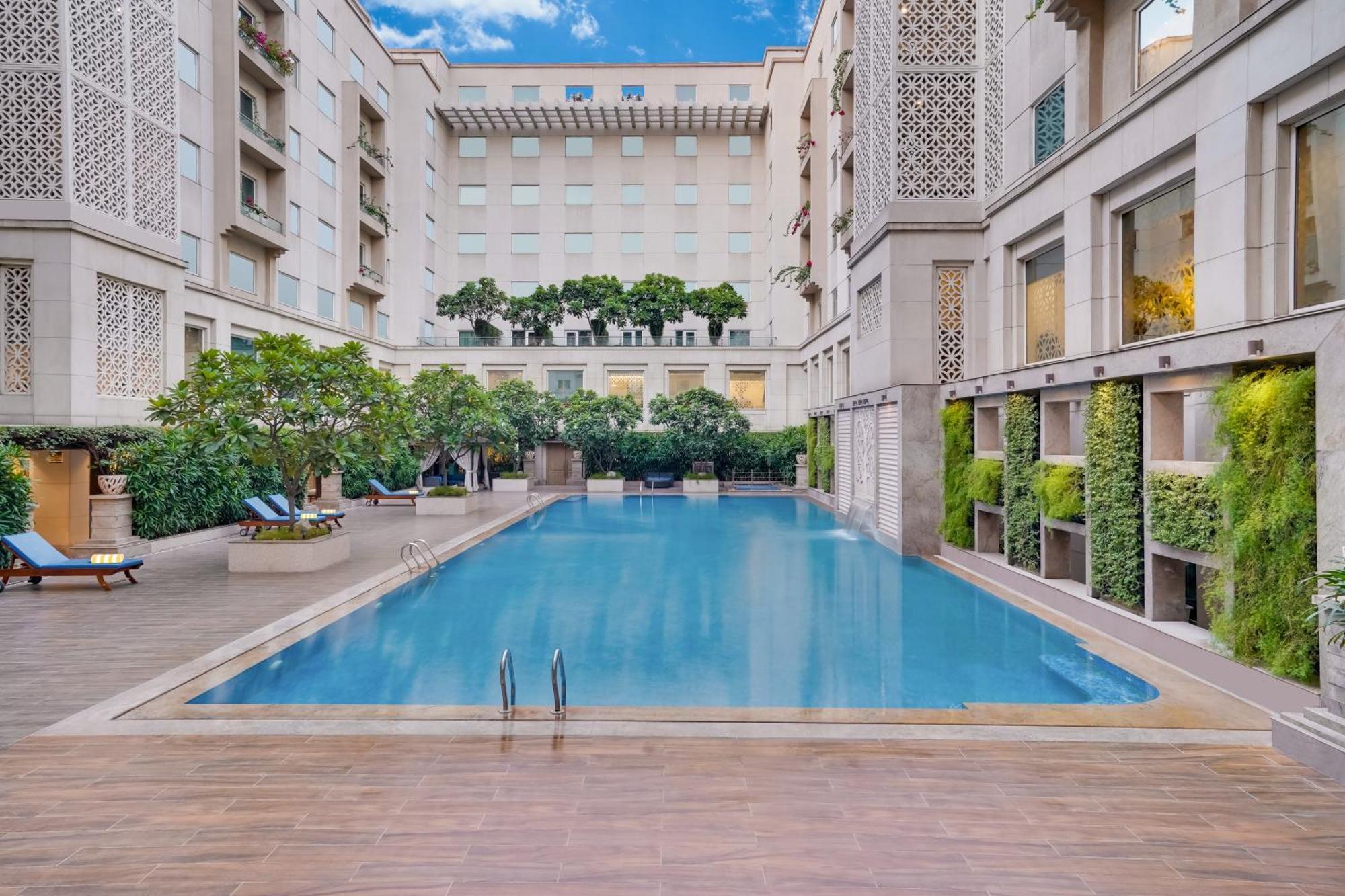 Lemon Tree Premier, Delhi Airport Hotel Ню Делхи Екстериор снимка The pool at the Taj Bengal