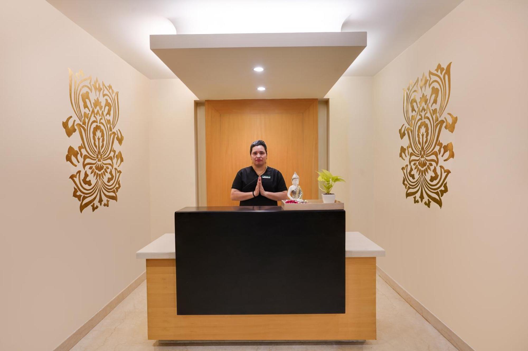 Lemon Tree Premier, Delhi Airport Hotel Ню Делхи Екстериор снимка A hotel receptionist at the Taj Bengal, Kolkata, India