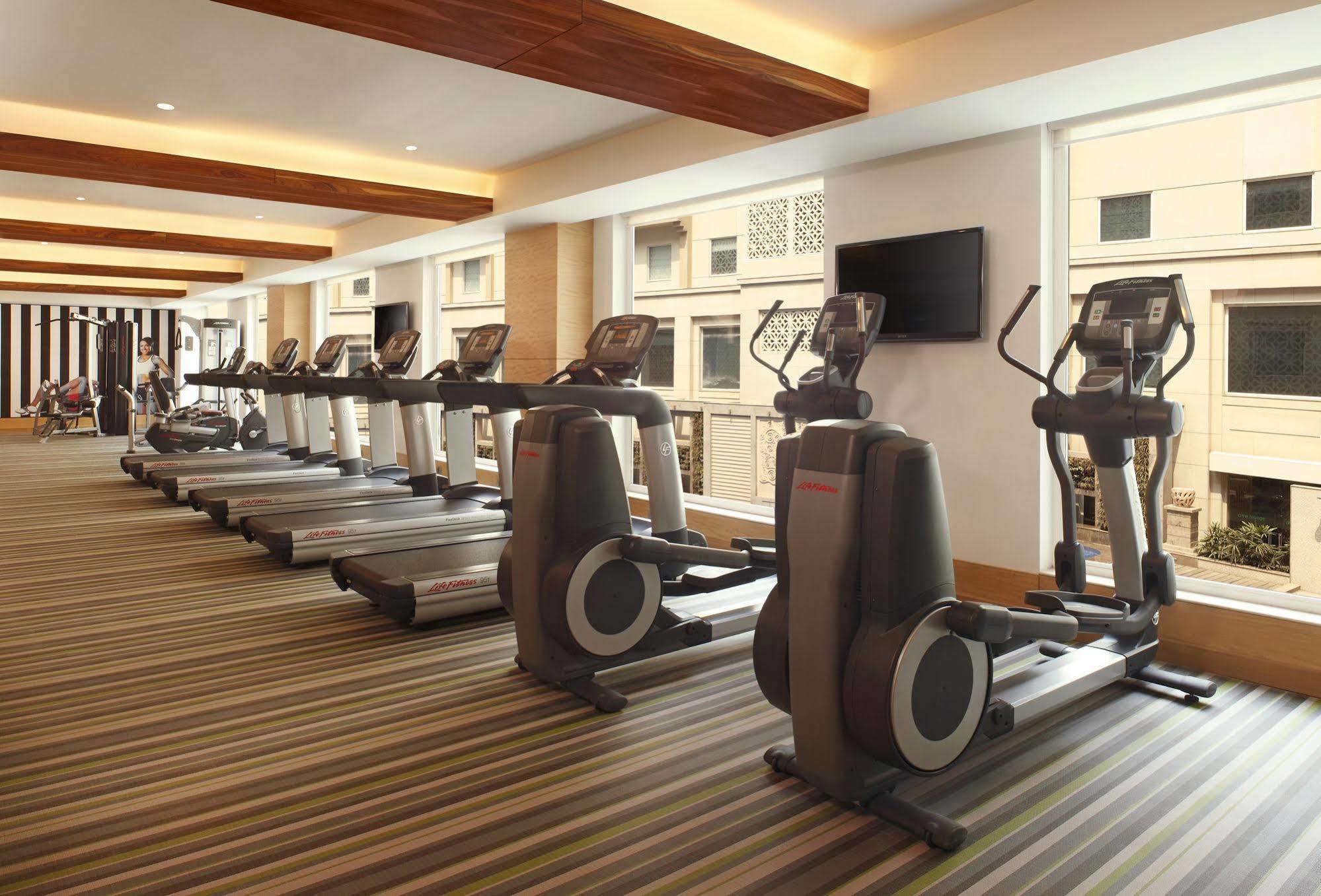 Lemon Tree Premier, Delhi Airport Hotel Ню Делхи Екстериор снимка The gym at the hotel
