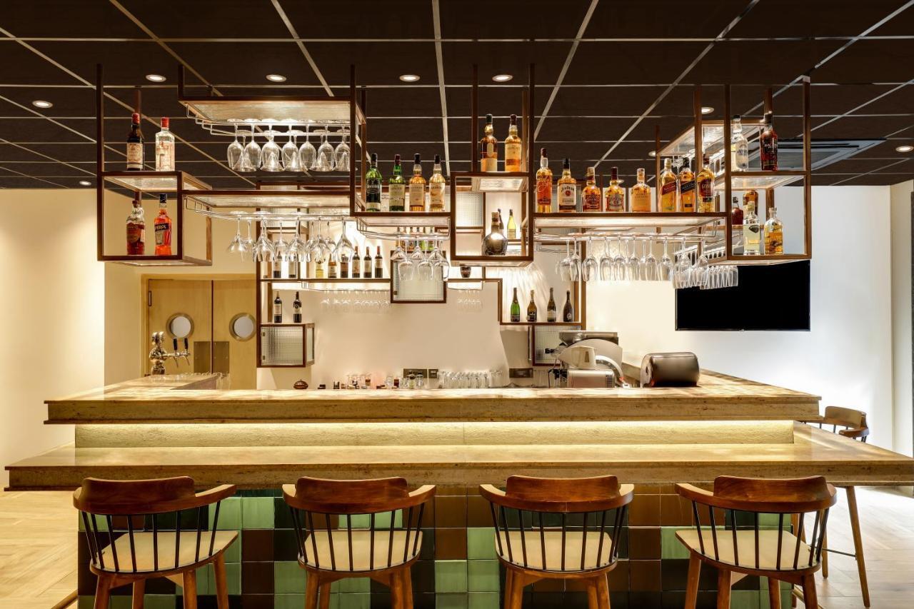 Lemon Tree Premier, Delhi Airport Hotel Ню Делхи Екстериор снимка A bar in Japan