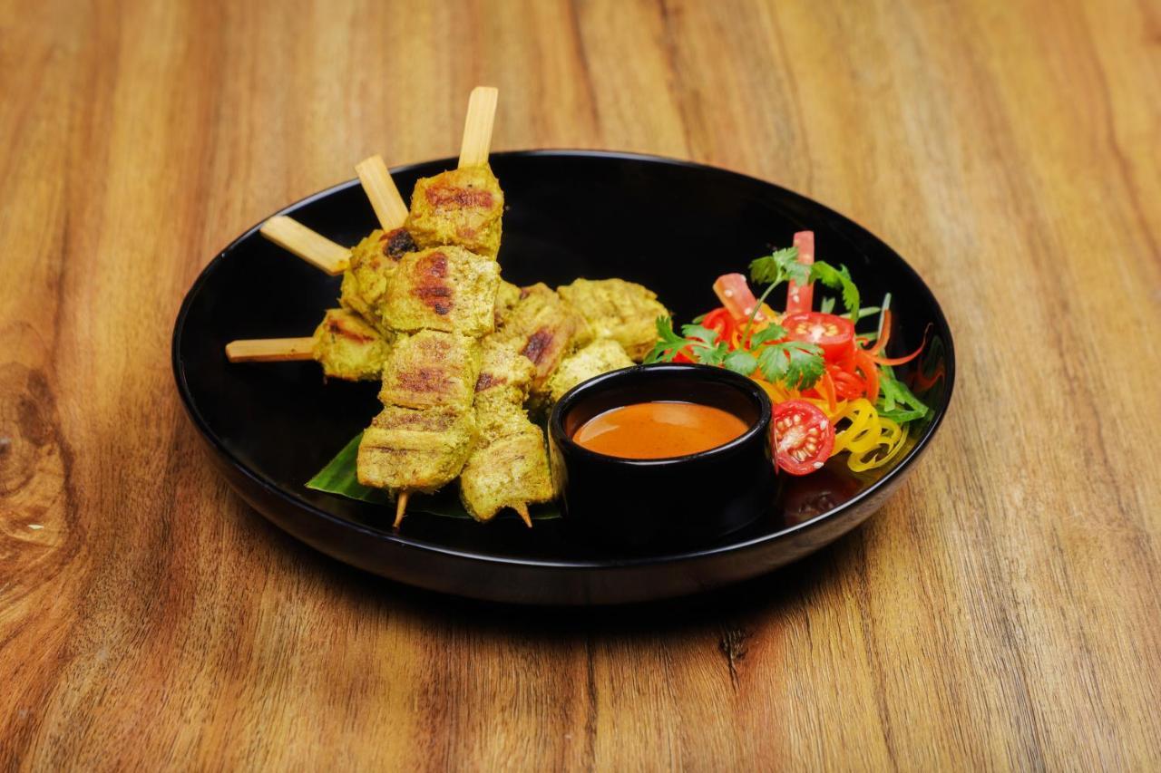 Lemon Tree Premier, Delhi Airport Hotel Ню Делхи Екстериор снимка Chicken Satay