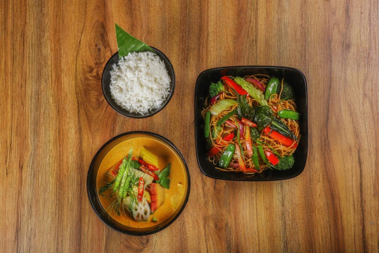 Lemon Tree Premier, Delhi Airport Hotel Ню Делхи Екстериор снимка Thai food